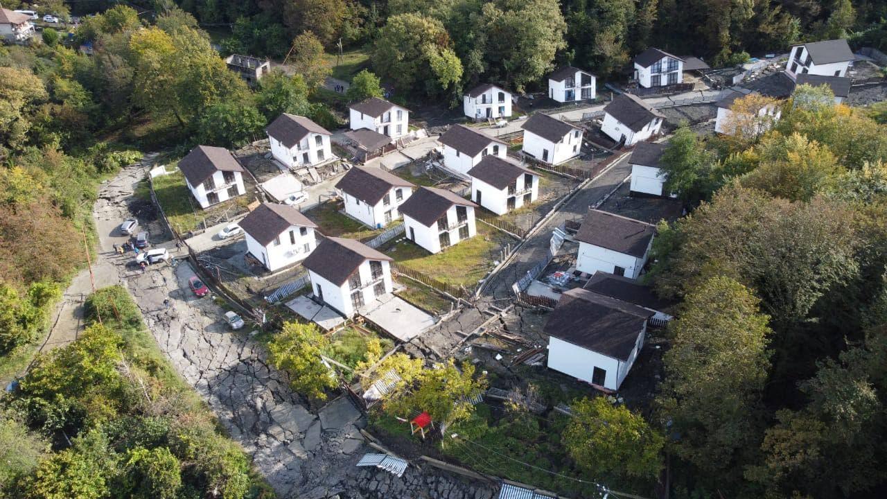 Разрушенный оползнем коттеджный поселок «Горная поляна» в селе Сергей-Поле Лазаревского района Сочи